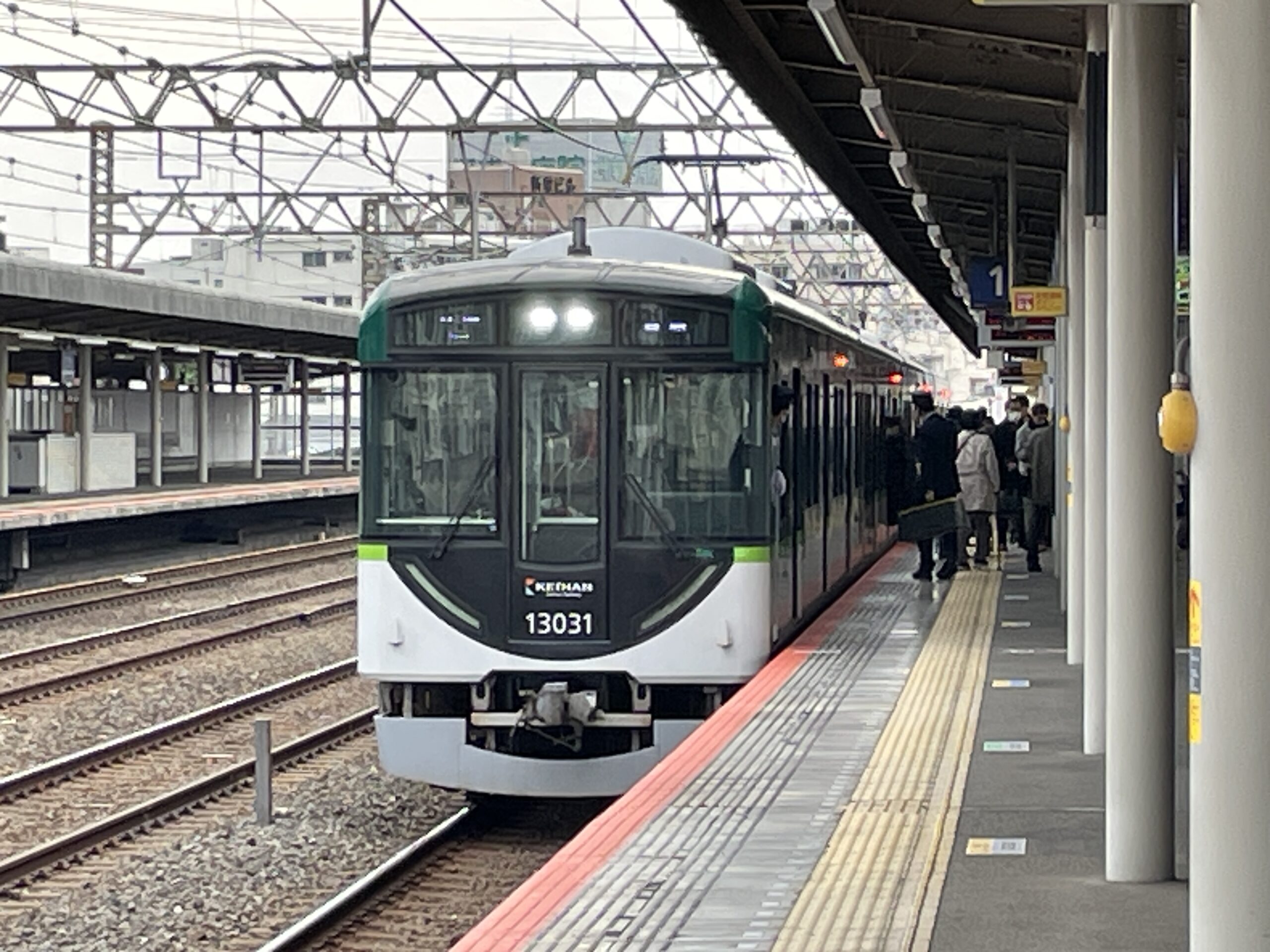 いつの間にか最大派閥になった京阪13000系。セミクロスシート